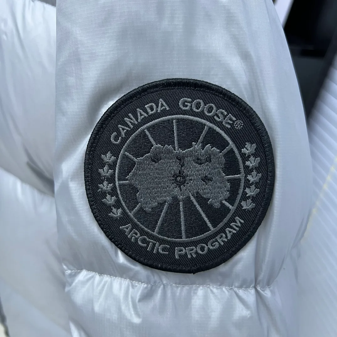 P820 ​​𝘾𝘼𝙉𝘼𝘿𝘼 𝙂𝙊𝙊𝙎𝙀/Canada Goose 2023 Limited New Crofton Puff Down Jacket Pure Guangzhou Inspection 80 White Duck Down Filling‼  Top version, ceiling level‼ Crofton soft bread, the latest style in 2023, has a cold protection effect of up to level 4. It is made of recycled Feather-Light tear-resistant fabric. It is ultra-light and has no weight on the upper body at all! The unique black label highlights your temperament‼  Canada Goose, a Canadian brand, has always been recognized as the warmest down jacket. Various Instagram celebrities, Internet celebrities, and celebrities often wear it for street photos. I do Canada Goose every year, but I still can’t get rid of my love for geese. No matter how cold the winter is, there is no need to be afraid, because there are geese! Filled with 80% white duck down, Canada Goose is the legendary warmest down jacket and is known as a must-have for Arctic outdoor sports! The most popular down jacket in the world, celebrities are rushing to buy it, it is a must-have! Same style for men and women Size: S~XXL